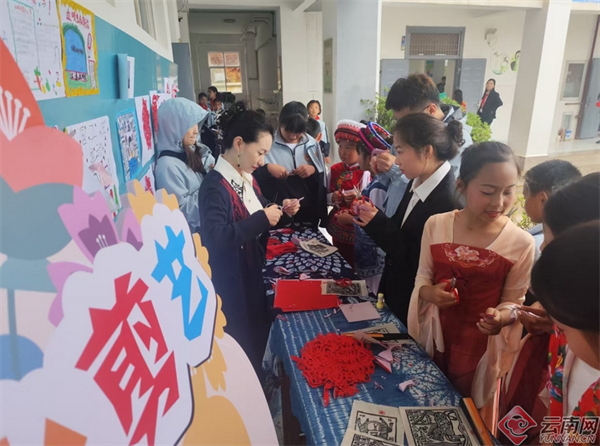 大理海东文笔希望小学学生学习非遗剪纸