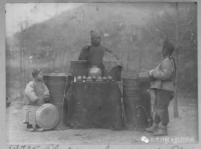 街头的魔术表演者不停地从大桶中变出美味大菜。