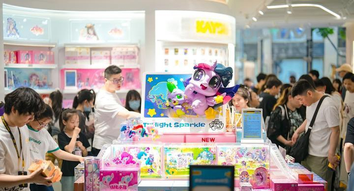 大小朋友在卡游上海城市旗舰店购物。受访者供图