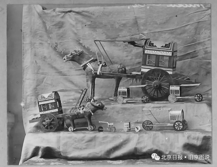 用锡、木头、黏土制成的玩具车。