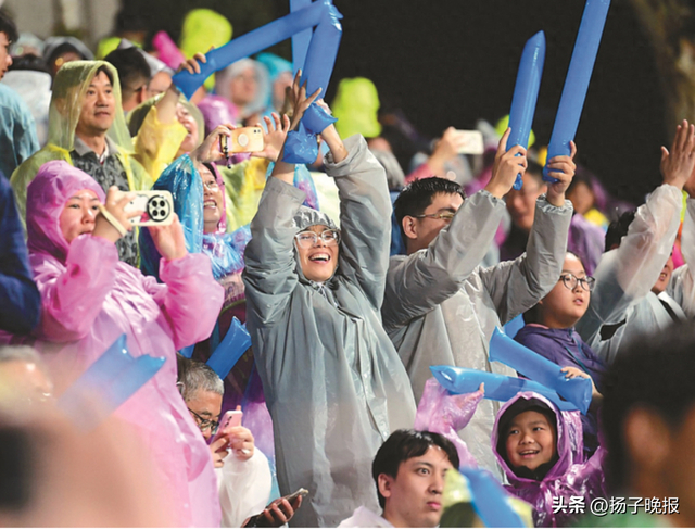6月1日，江苏省五台山体育中心体育场“苏超”战火再燃。 记者 吴俊 摄