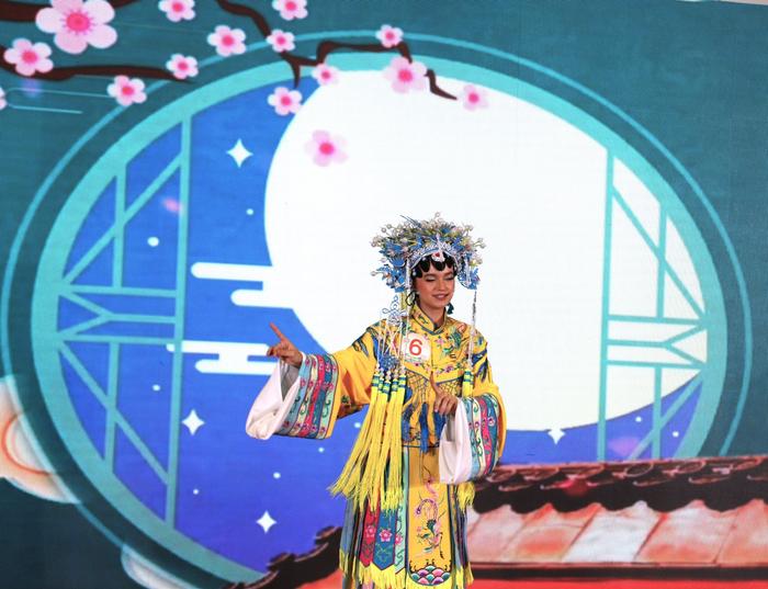 来自阿布扎比亚斯学校8年级学生蕾安表演京剧并获得一等奖,李学华摄