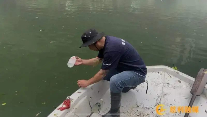 救援队对不同点位的河水和溶洞出水进行采样。图源：慈利发布