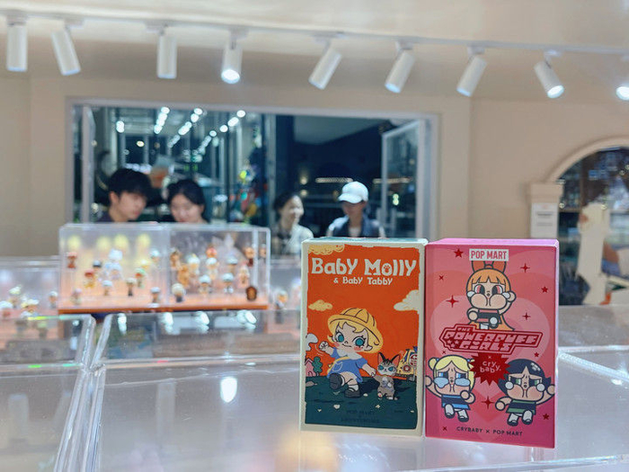 图为消费者张女士为自己和孩子选购的儿童节礼物。受访者供图