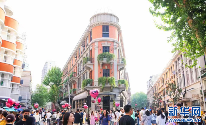   图为节假日的巴公房子。 新华网发