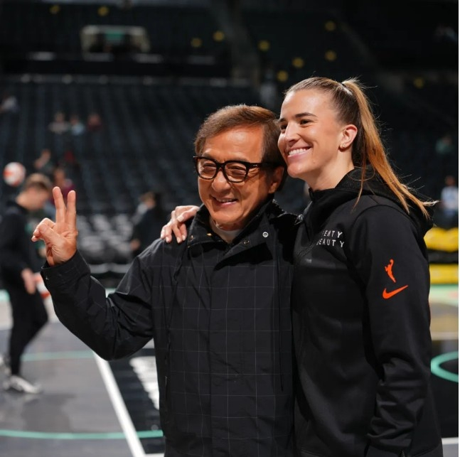 成龙与萨布丽娜·约内斯库合影 图源：WNBA社媒