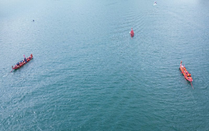 鄂陕两地群众在汉江开展龙船民俗文化展演现场。王洁洁摄