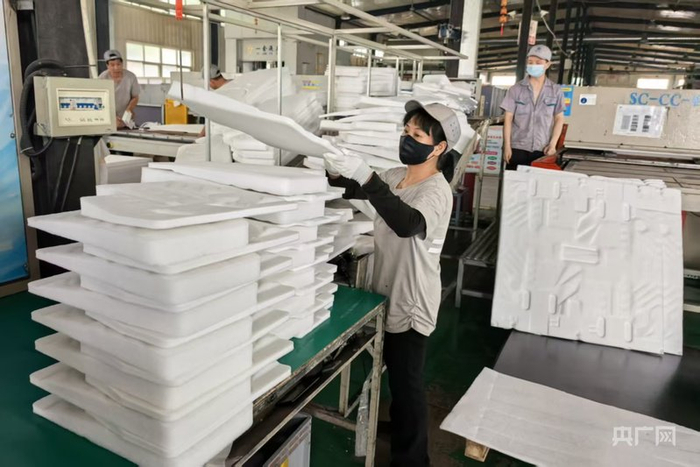 工人对隔音棉成品进行检测加工（央广网记者  王艺霖  摄）