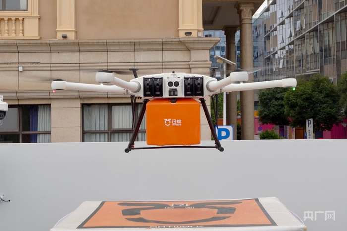 装有海鲜的无人机稳稳降落在“机场”（央广网实习记者  冯宜  摄）