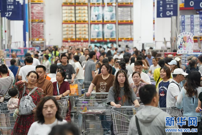   图为武汉山姆会员店江岸店开业首日。 新华网发