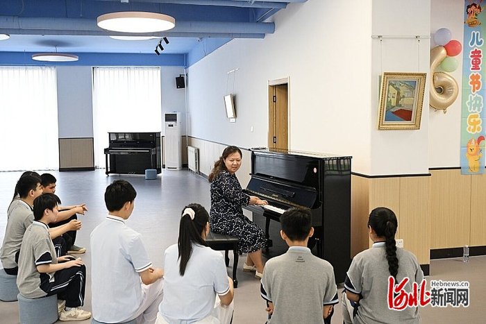 5月30日，石家庄市特殊教育学校音乐教师张晓萌弹着钢琴和学生们一起练习合唱。河北日报记者 史晟全摄