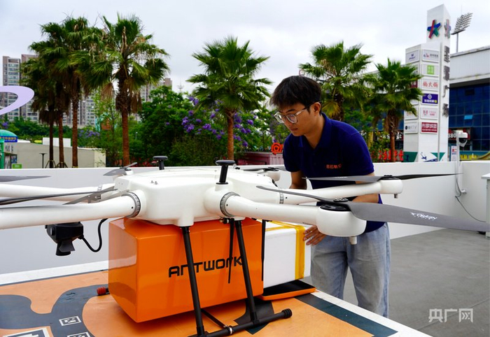 配送人员取出海鲜（央广网实习记者  冯宜  摄）