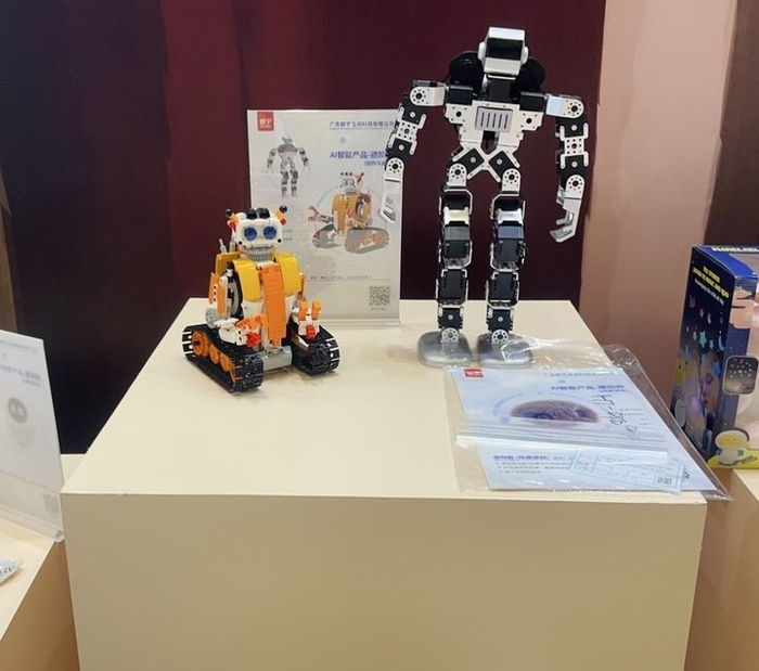 图为广东某公司生产的AI玩具。（受访者供图）