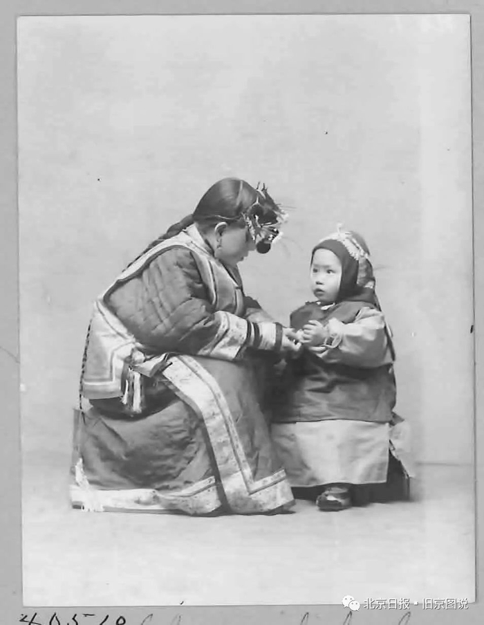 母亲或保姆捏着小孩儿的手指，唱一首关于手指的儿歌。