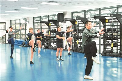 二〇二四年六月，张豪（前）在美国乔治梅森大学为大学生授课。受访者供图