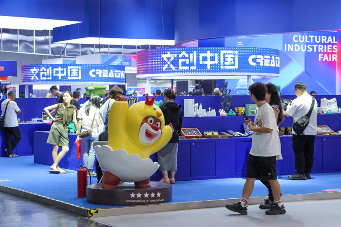 5月23日，人们在文博会“文创中国”展区选购文创产品。新华社记者 梁旭 摄