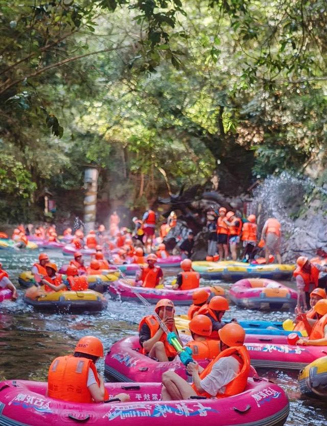 年轻游客端午假期爱上峡谷漂流（图源:清远古龙峡漂流景区）