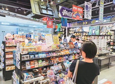 北京市朝阳区某购物商场一家店铺，各色动漫卡牌整齐摆放。本报记者 史志鹏摄
