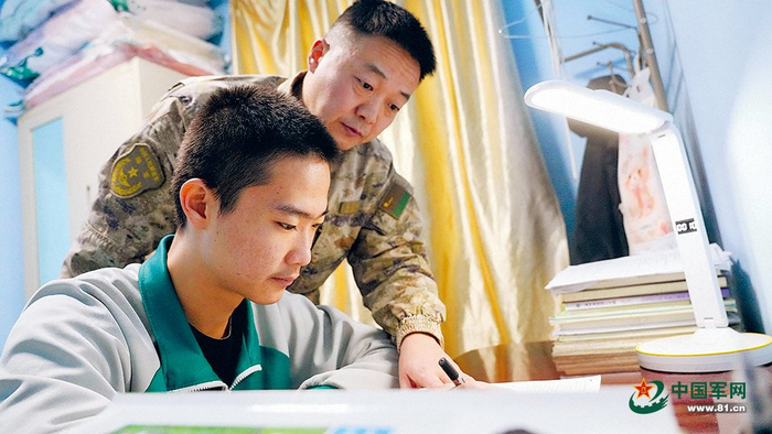 董光凯和孩子在一起。赵杨、屈旭文摄