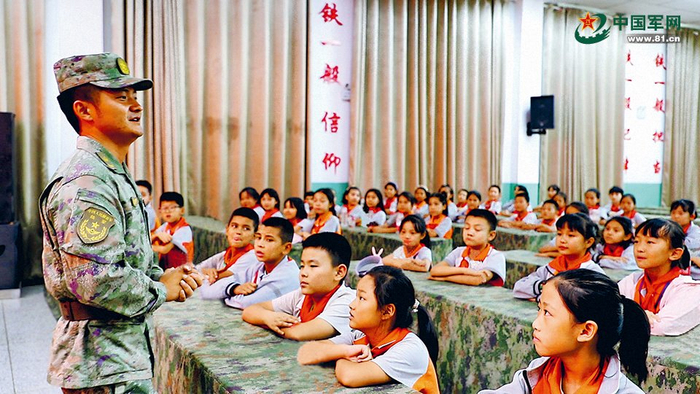 食宿站“课外辅导员”为学生上国防课。赵杨、屈旭文摄