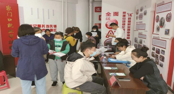         龙东街道龙泉北楼第一社区家门口就业服务站。                           刘秀艳 摄