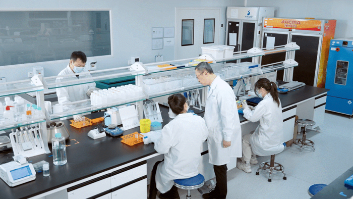 工作人员交流实验进度（央广网发  受访者供图）