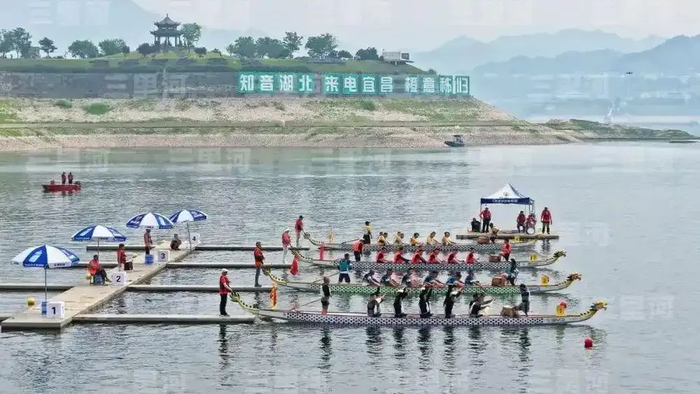 △ 屈原故里传统龙舟大赛开桨。（图源：中新网）