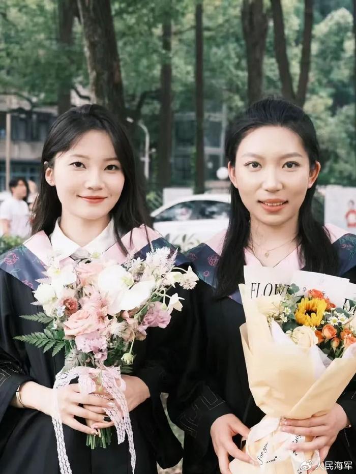 ▲张玉玺大学时照片(右一)