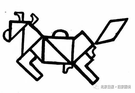 中国官员的儿子向何德兰展示用积木拼出的龙马