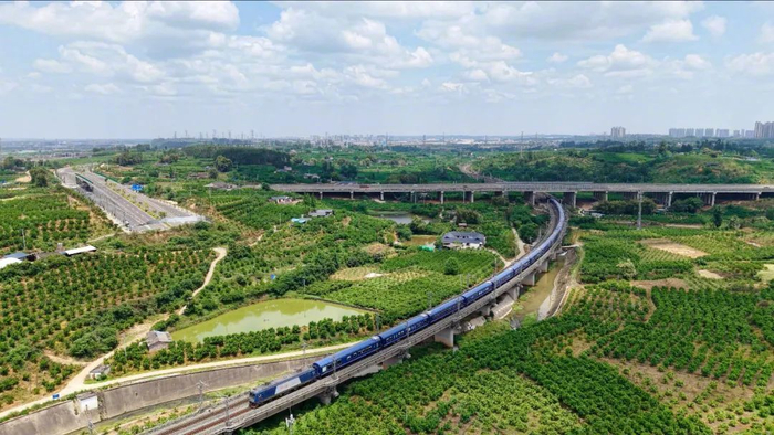 行驶中的“熊猫专列·成都号”  摄影/相欣龙