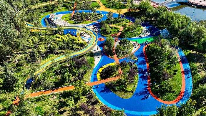 长春市百草园为市民游客提供优美整洁的公园环境，以及贴心便民的高质量服务。潘硕 摄