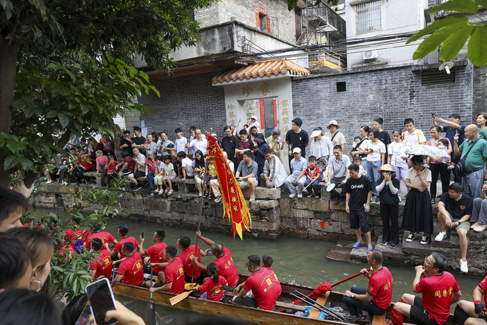 广东叠滘龙船赛  选手水面上演漂移绝技（来源：CFP）