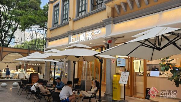 消费者在新式茶饮店体验茶饮 李玲 摄