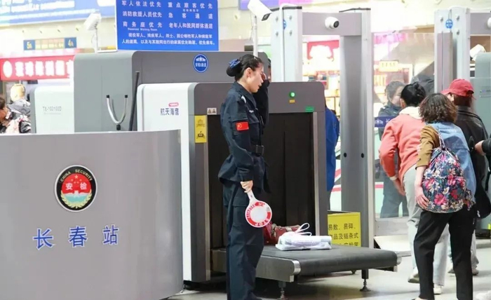 乘客有序通过安检通道（央广网发  吉林省文化和旅游厅供图）