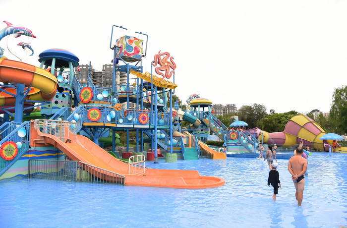 图为盛夏时节，市民在北京一家水上乐园里游玩。资料照片