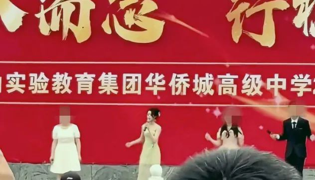 黄杨钿甜（左二）在高中毕业典礼上演唱。 视频截图