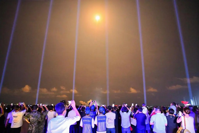 游客在瑶光火箭观礼平台拍摄火箭升空。中旅（海南）航天旅游发展有限公司供图