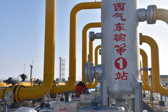 ▲1月16日，工作人员在塔里木油田西气东输第一站巡检。     新华社记者 顾煜 摄