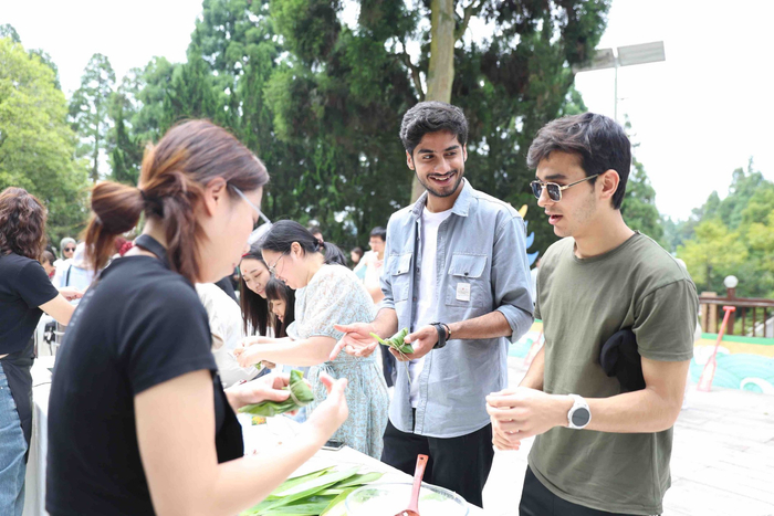 外国友人体验端午风俗
