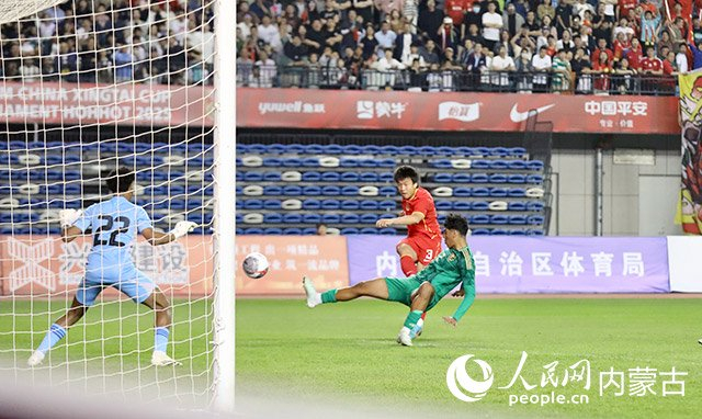 2025CFA中国之队·“兴泰杯”呼和浩特国际足球锦标赛中国队与沙特阿拉伯队比赛现场。人民网记者 齐浩男摄