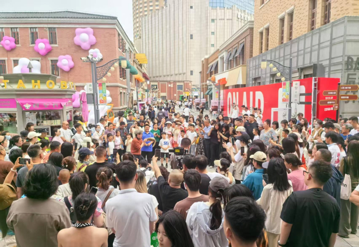 长春北京大街西历史街区精彩演艺吸引众多游客（央广网发  吉林省文化和旅游厅供图）