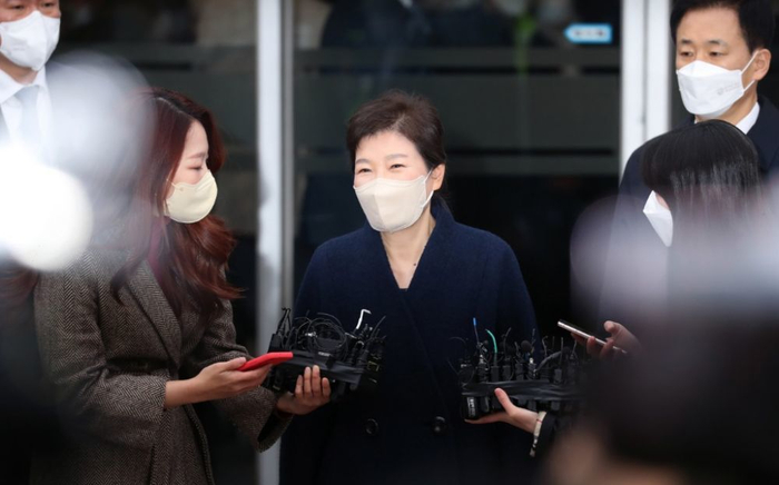 2022年3月24日，韩国前总统朴槿惠从首尔江南区三星首尔医院出院，在医院门口回答记者的提问。新华社 纽西斯通讯社