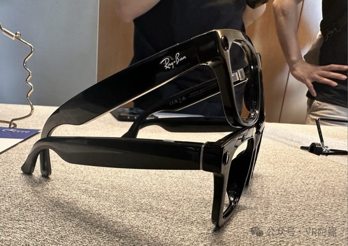 上：Ray-Ban Meta 下：青橙V821方案样机 图源：VR陀螺