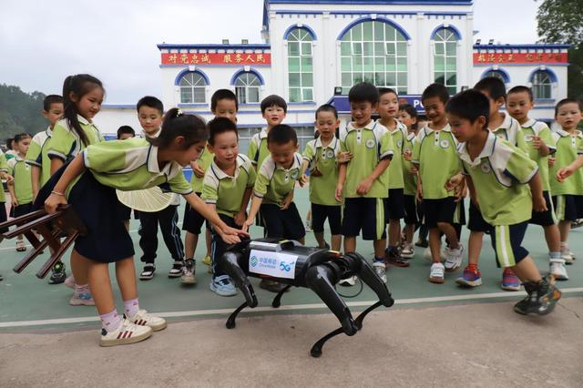 孩子们与广西移动机器狗互动 黄凯诗摄