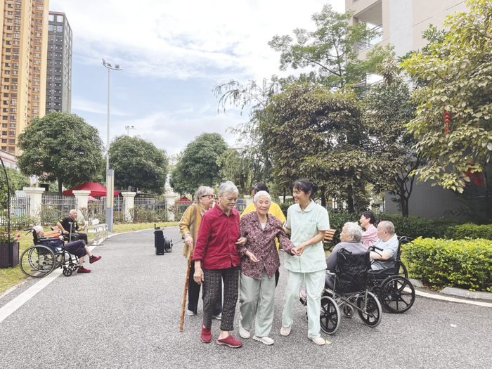 老人们在江南孝慈苑里散步、唱歌、聊天，享受养老生活。记者 廖欣 摄