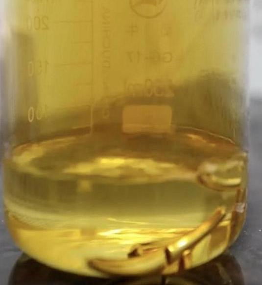 在深圳市金质金银珠宝检验研究中心，工作人员通过检测确定一款首饰的金重。俞欢 摄