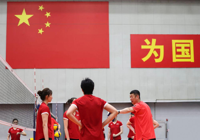新帅赵勇（右一）领衔的新一届中国女排能否取得开门红？（资料图）新华社发