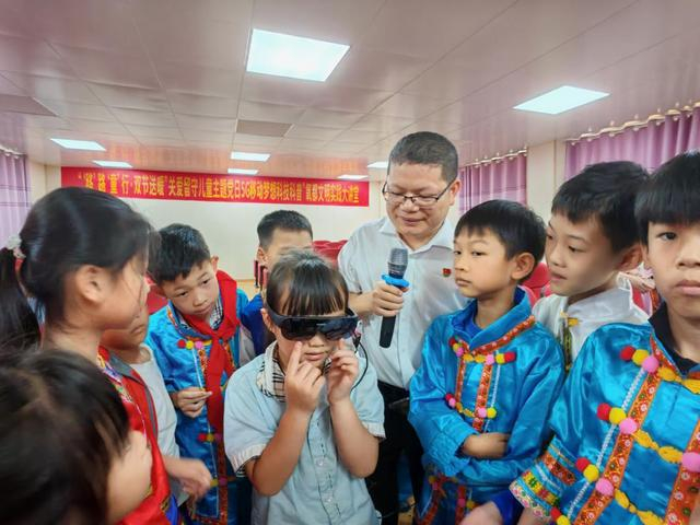 孩子们体验AI眼镜 广西移动供图