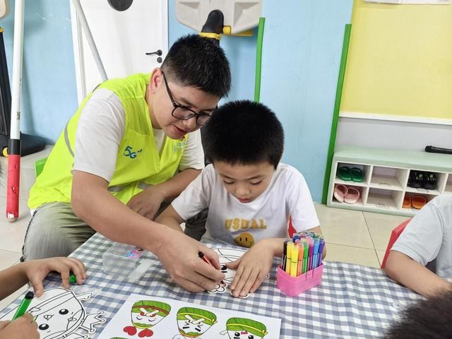 广西移动与障碍儿童携手完成手工创作 梁园摄