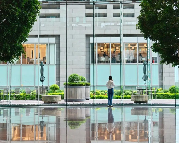 随着中国香港资本市场的全面复苏，“中环的高档酒店和餐厅的位置也越来越不好定了”。图为中环交易广场。摄/焦建 